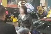 女子当街打砸汽车，悲剧背后揭示的精神病发作真相